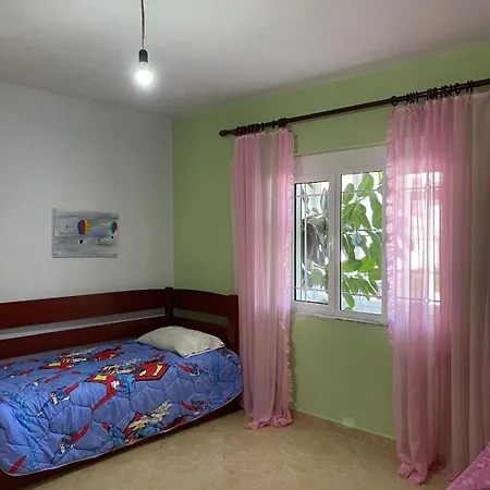 Prázdninový dům Cozy Family With Parking, 100m To